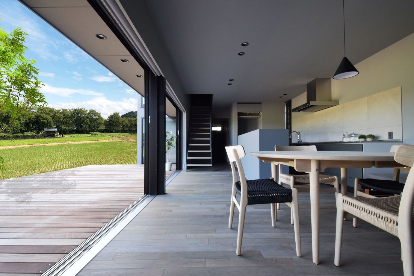 アルスホーム 【福井県】大開口サッシにより外へと暮らしが拡がる、デッキテラスを愉しむ家の建築実例画像2