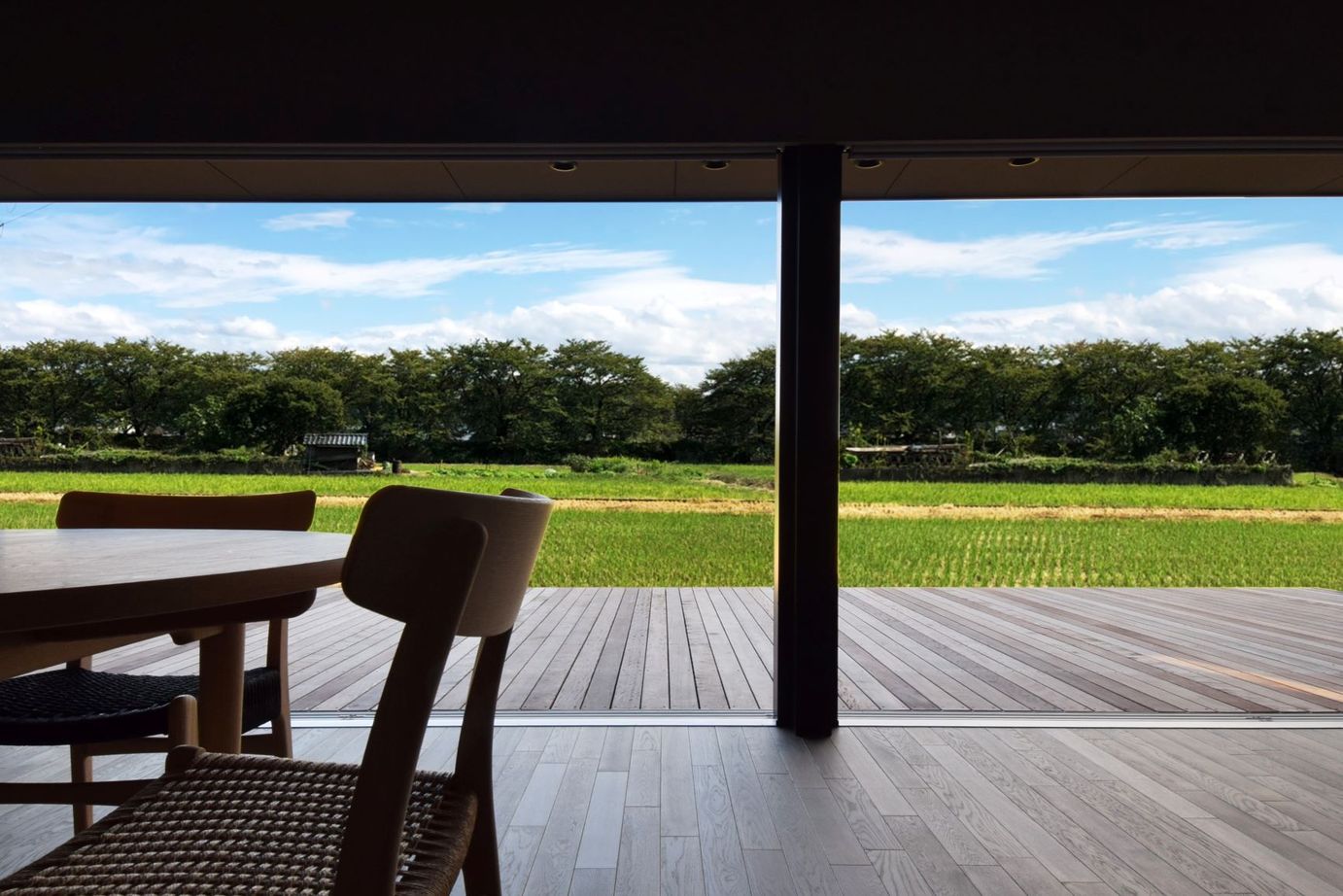 アルスホーム 【福井県】大開口サッシにより外へと暮らしが拡がる、デッキテラスを愉しむ家の建築実例画像5