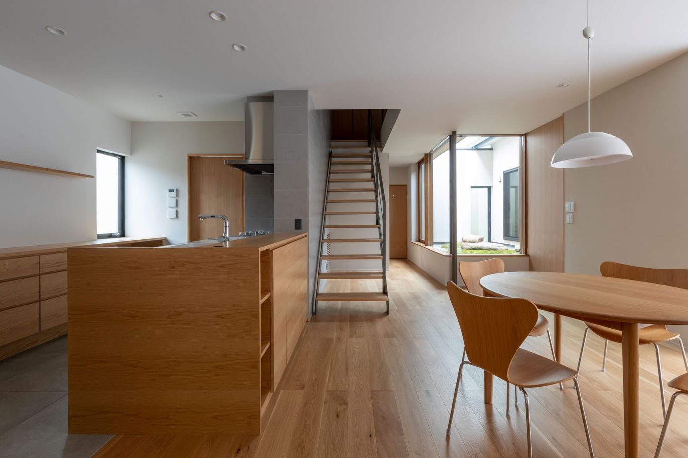 アルスホーム 【富山県】中庭を中心に居場所がつながる家。木製サッシの魅力を感じる暮らしの建築実例画像2