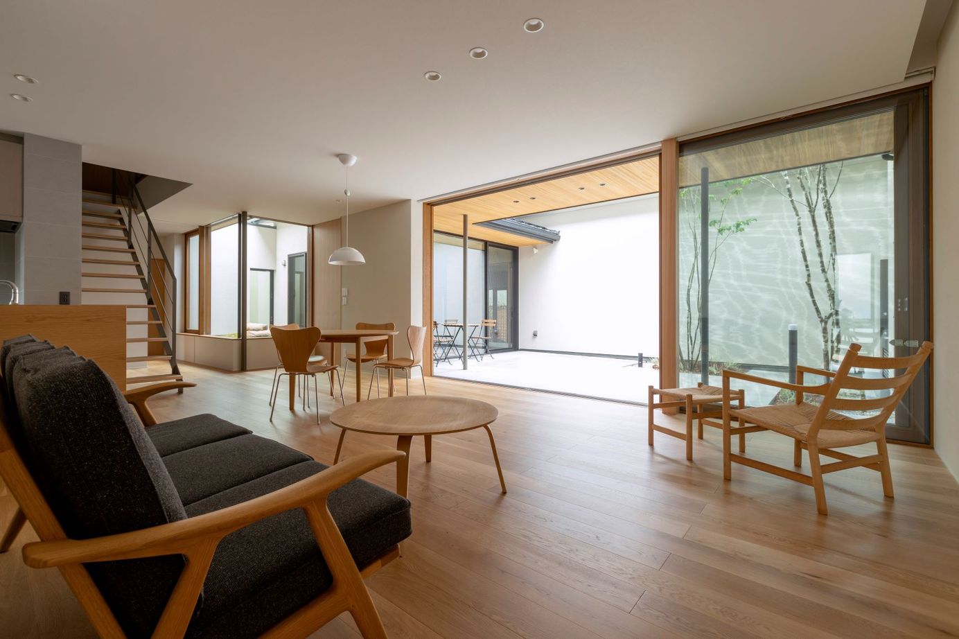 アルスホーム 【富山県】中庭を中心に居場所がつながる家。木製サッシの魅力を感じる暮らしの建築実例画像3