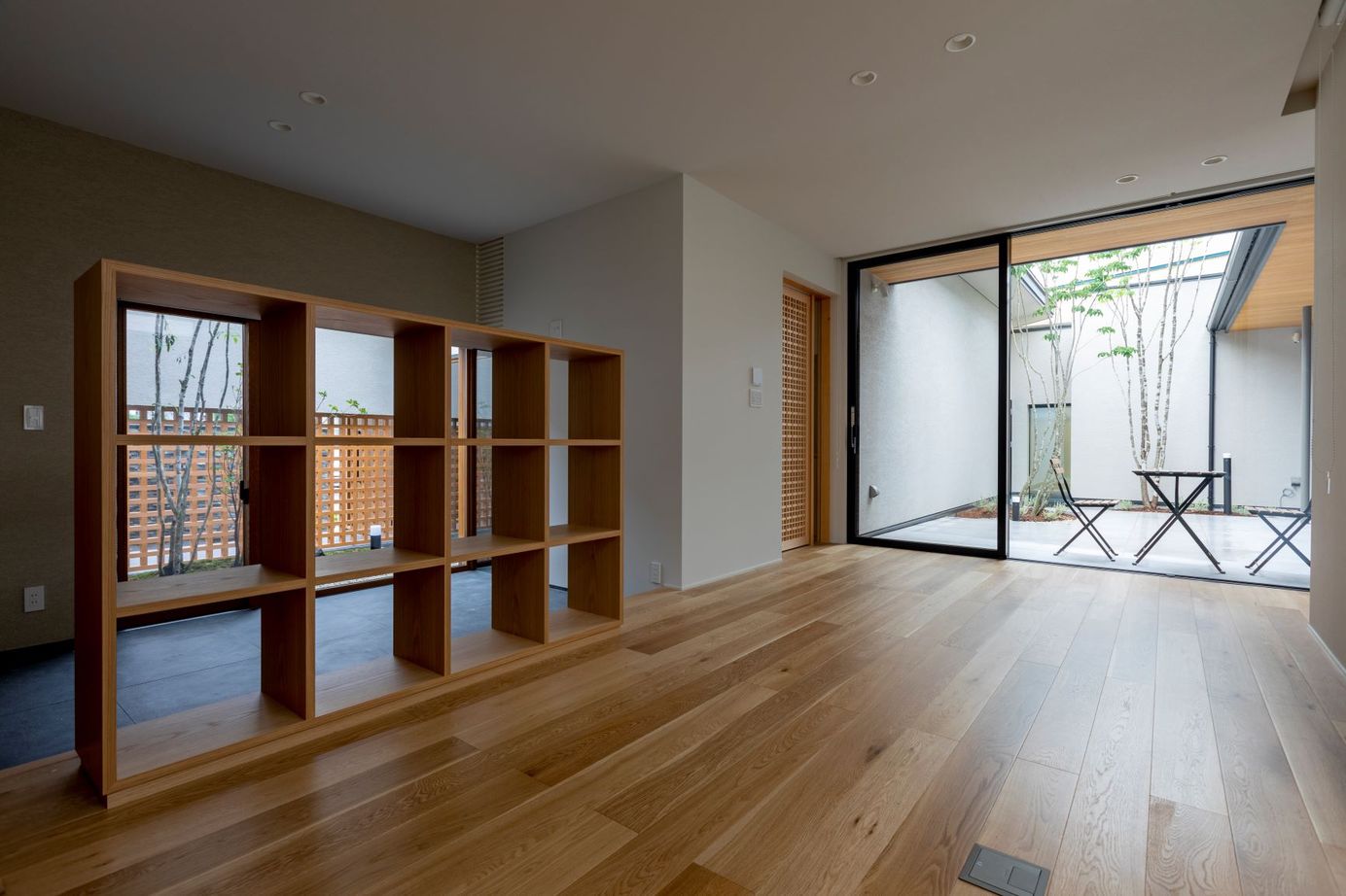 アルスホーム 【富山県】中庭を中心に居場所がつながる家。木製サッシの魅力を感じる暮らしの建築実例画像4