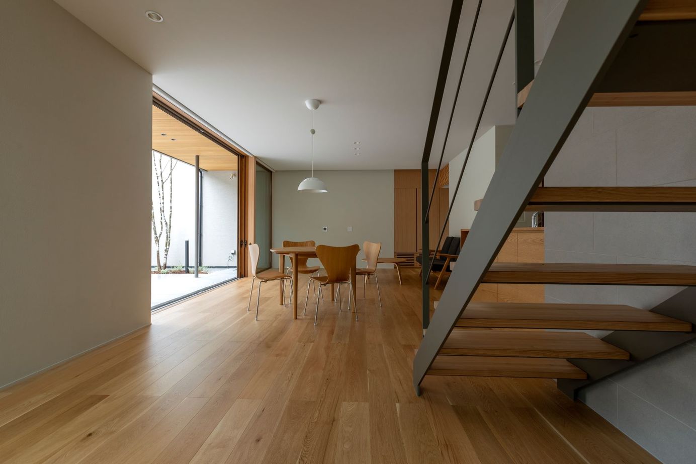 アルスホーム 【富山県】中庭を中心に居場所がつながる家。木製サッシの魅力を感じる暮らしの建築実例画像5