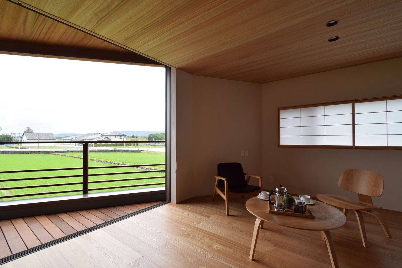 アルスホーム 【富山県】立山連峰を望むバルコニーのある２階リビング。木の質感で温かみのある住まいの建築実例画像2