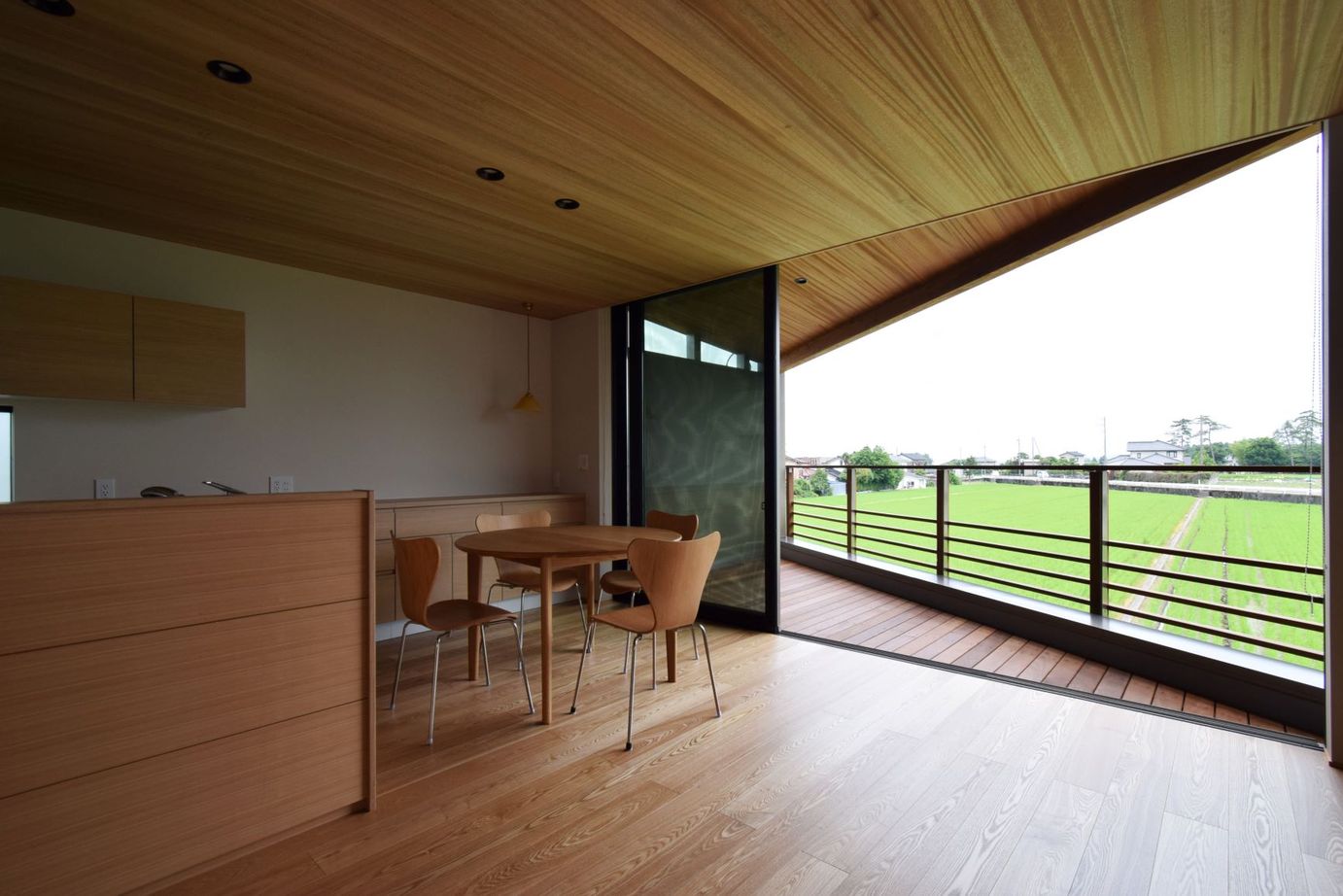 アルスホーム 【富山県】立山連峰を望むバルコニーのある２階リビング。木の質感で温かみのある住まいの建築実例画像3