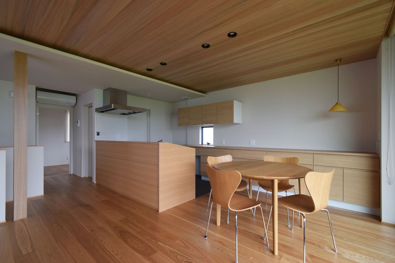 アルスホーム 【富山県】立山連峰を望むバルコニーのある２階リビング。木の質感で温かみのある住まいの建築実例画像4