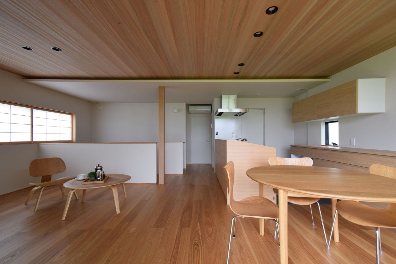 アルスホーム 【富山県】立山連峰を望むバルコニーのある２階リビング。木の質感で温かみのある住まいの建築実例画像5