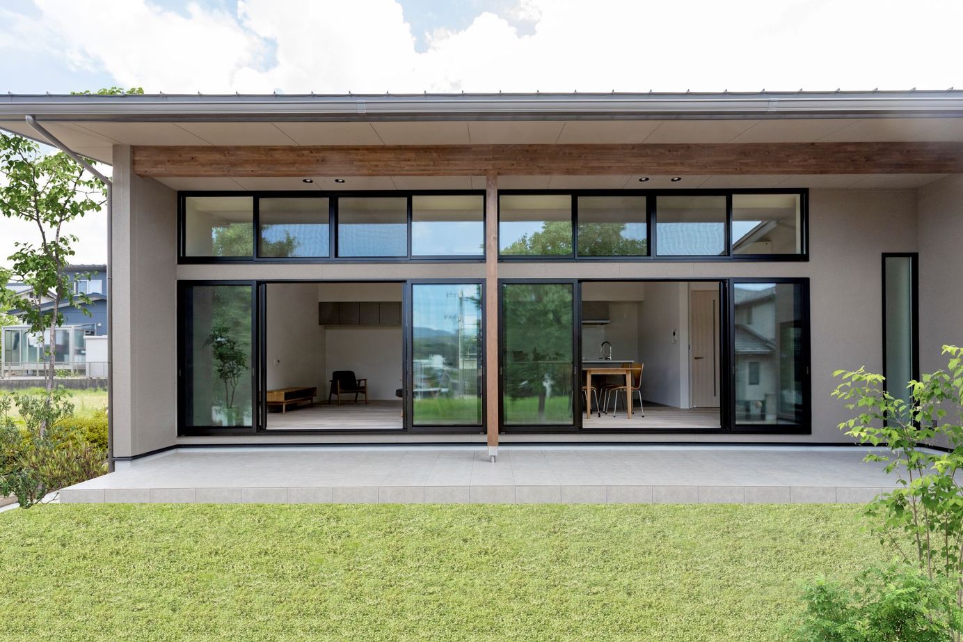 アルスホーム 【福井県】一面大開口の圧倒的な開放感、高台に佇む連窓の平屋の建築実例画像2