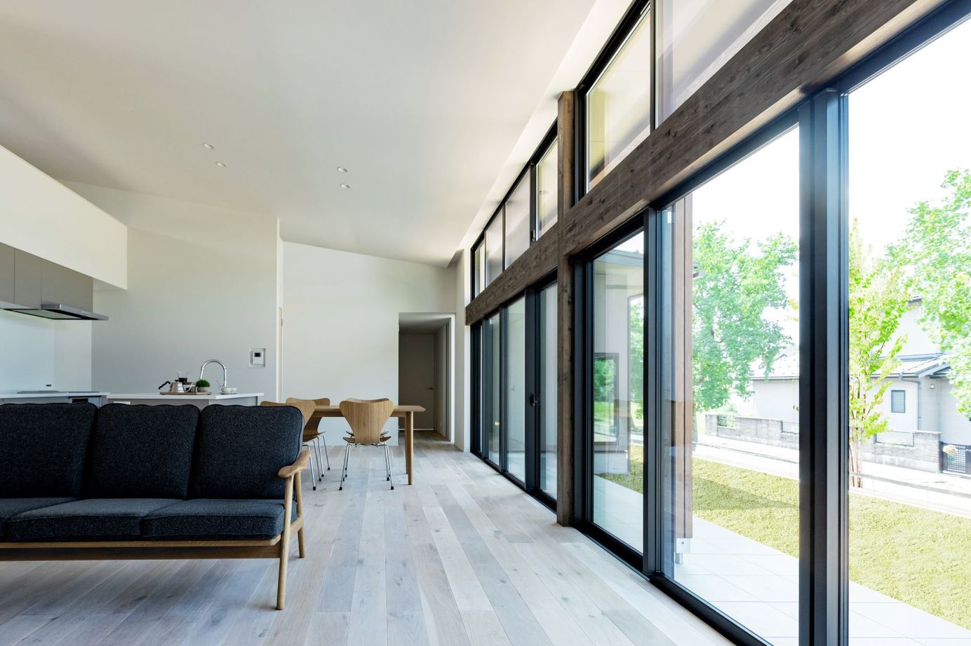 アルスホーム 【福井県】一面大開口の圧倒的な開放感、高台に佇む連窓の平屋の建築実例画像3