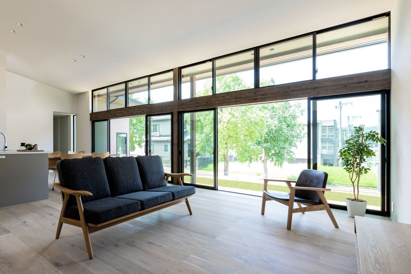 アルスホーム 【福井県】一面大開口の圧倒的な開放感、高台に佇む連窓の平屋の建築実例画像4