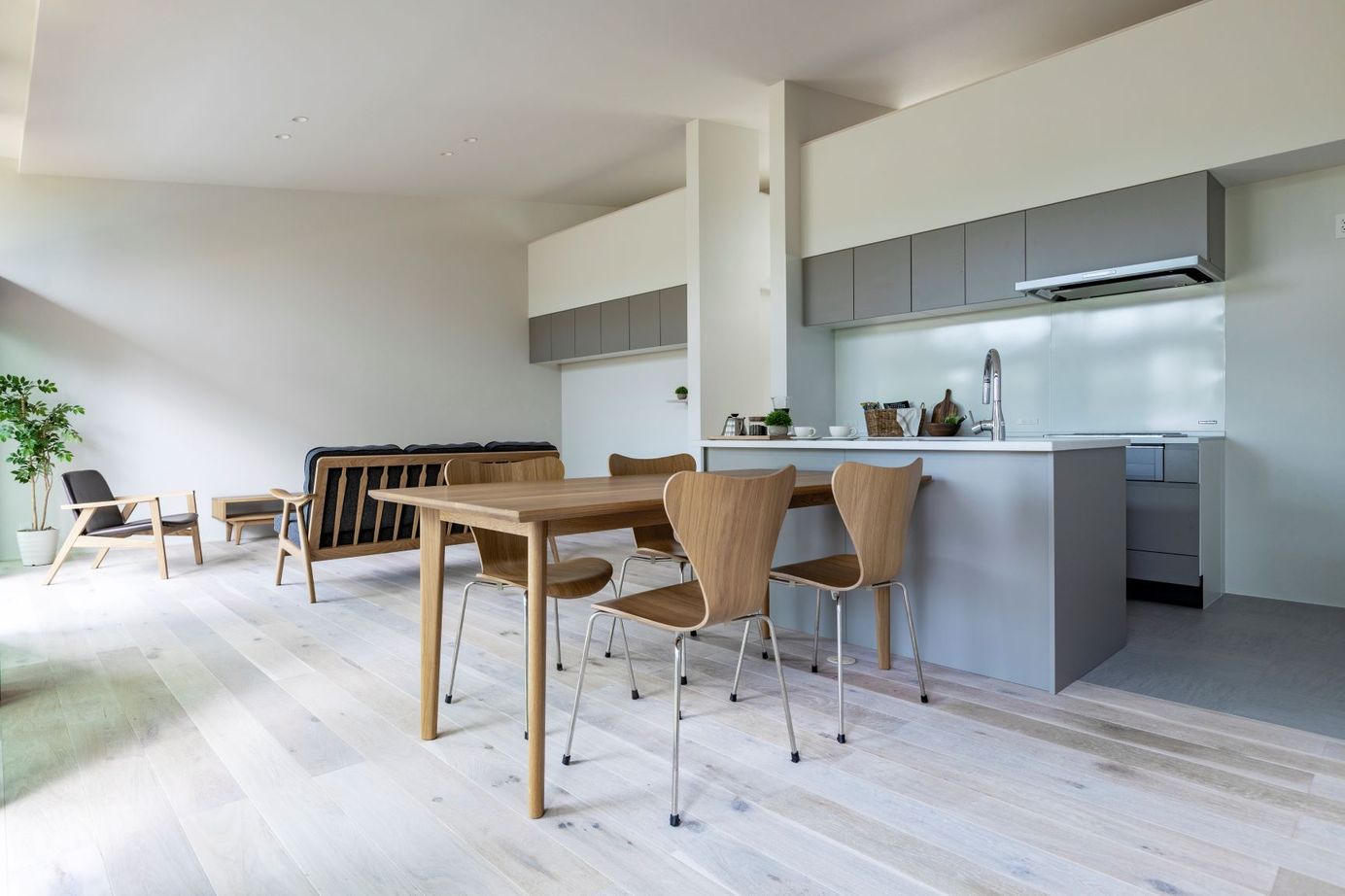 アルスホーム 【福井県】一面大開口の圧倒的な開放感、高台に佇む連窓の平屋の建築実例画像5