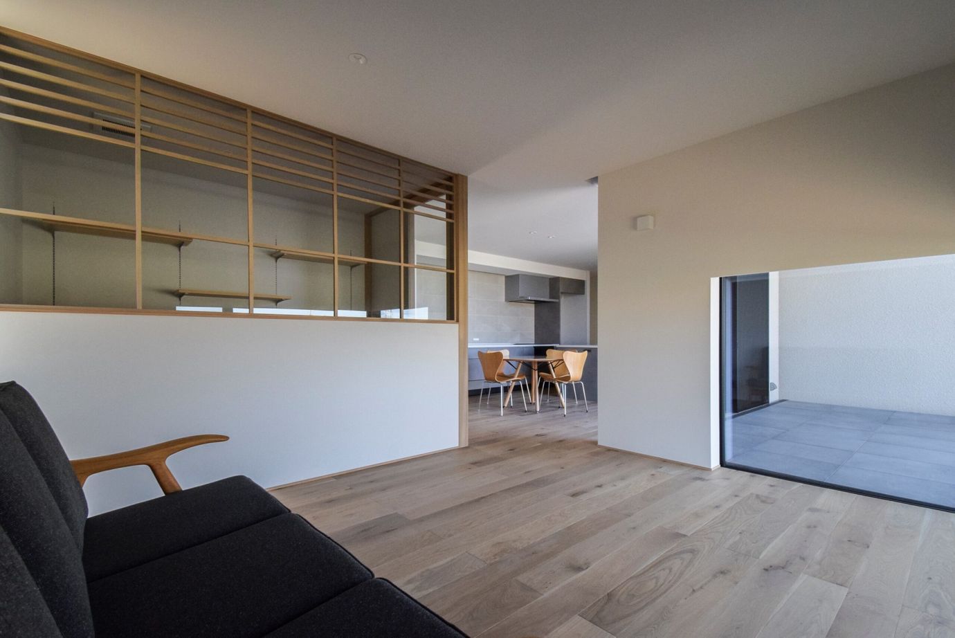 アルスホーム 【富山県】穏やかな自然光を取り込む平屋。シンプルな壁面を大切にした空間デザインの建築実例画像2