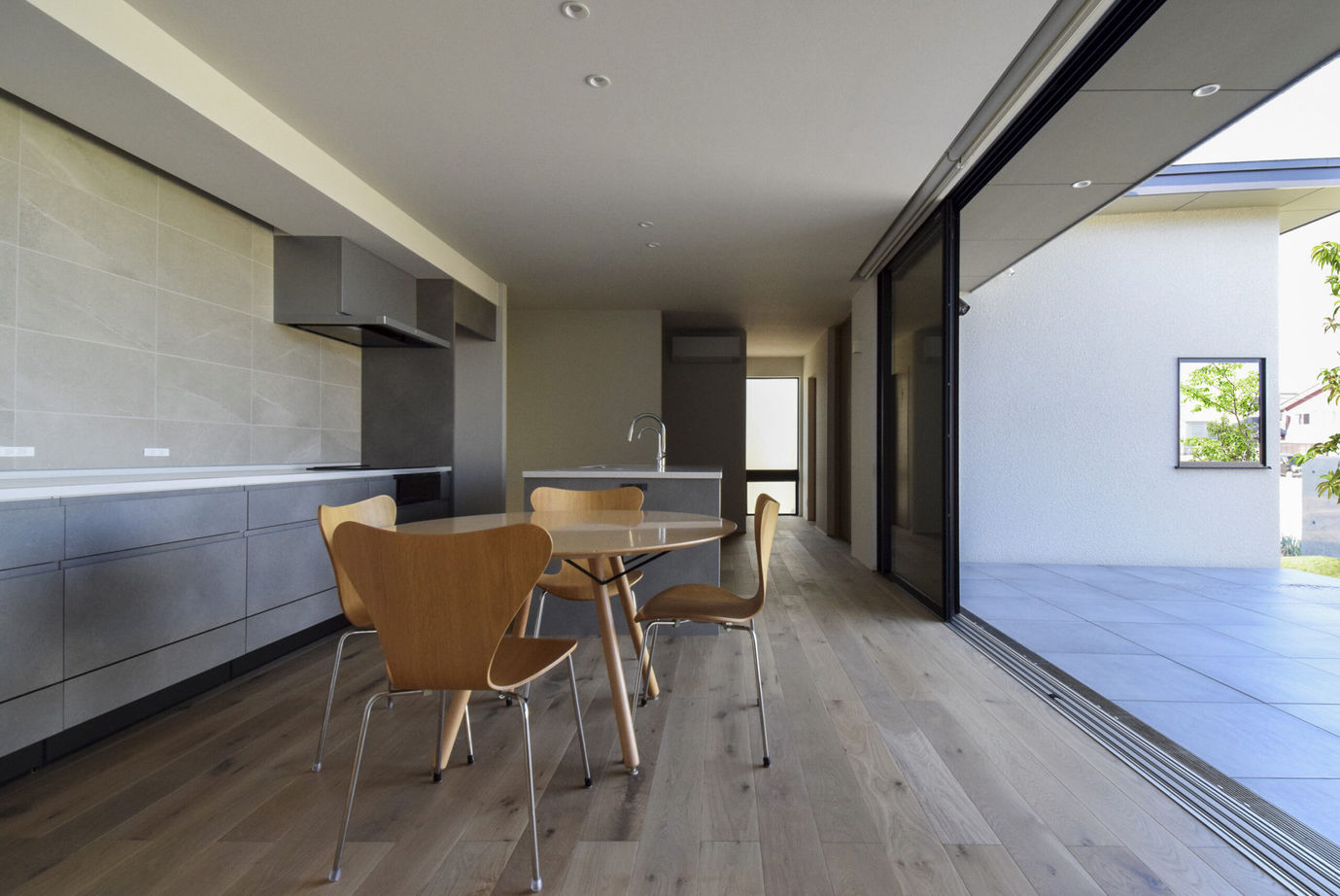 アルスホーム 【富山県】穏やかな自然光を取り込む平屋。シンプルな壁面を大切にした空間デザインの建築実例画像3