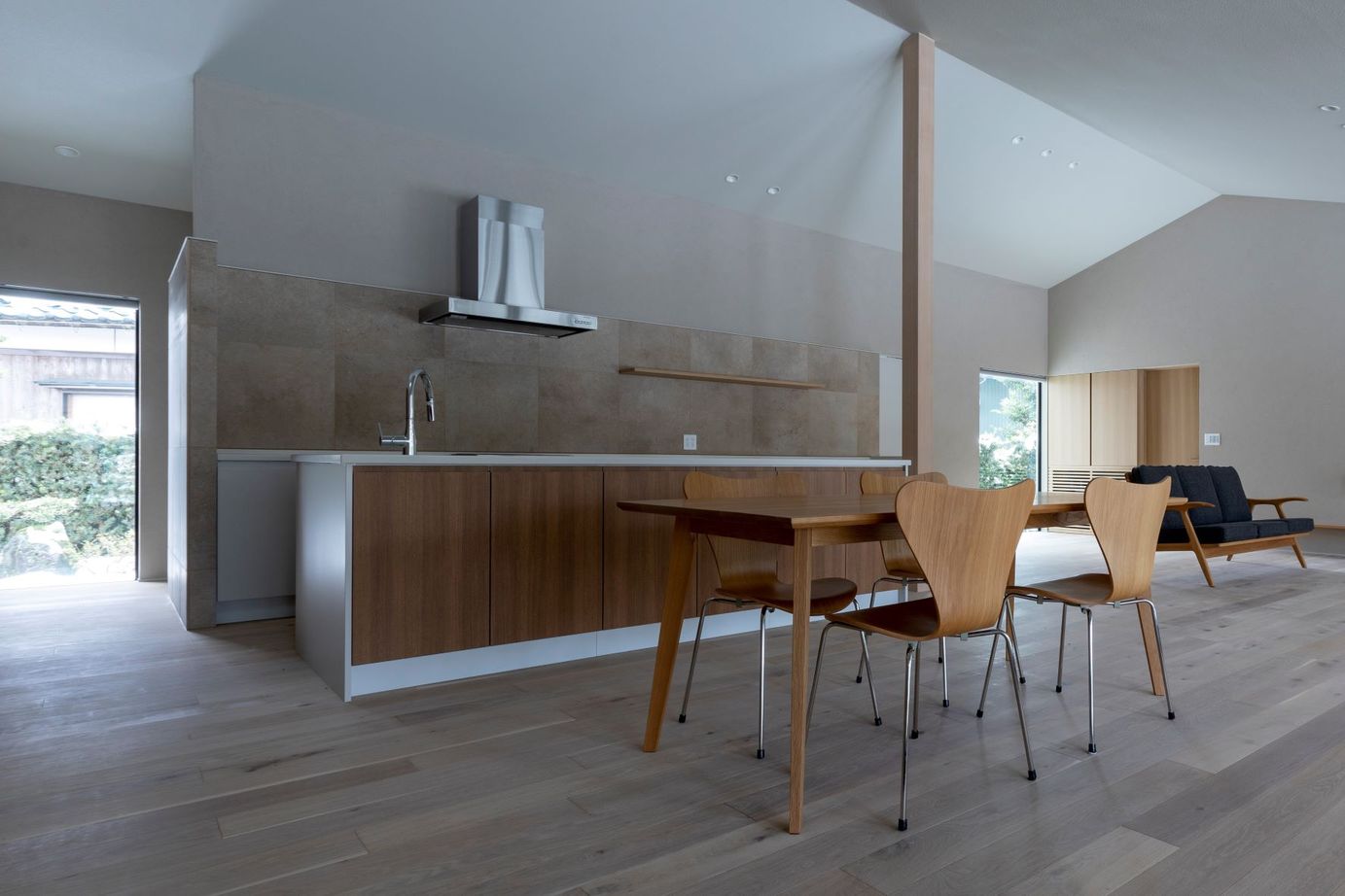 アルスホーム 【福井県】四季の移ろいと共に過ごす平屋。美術館の様な静謐な美しさを感じる住まいの建築実例画像2