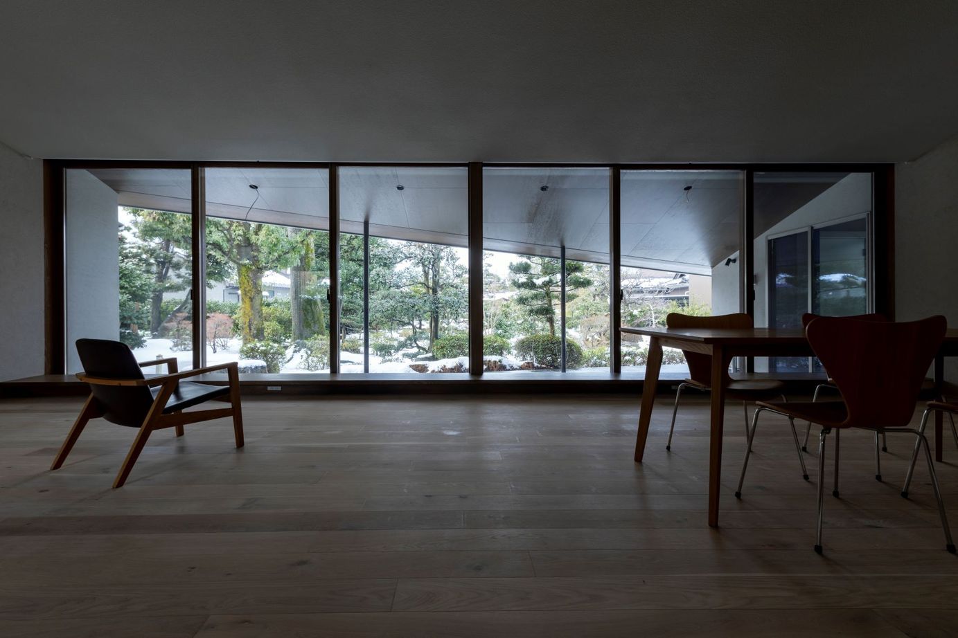アルスホーム 【福井県】四季の移ろいと共に過ごす平屋。美術館の様な静謐な美しさを感じる住まいの建築実例画像3