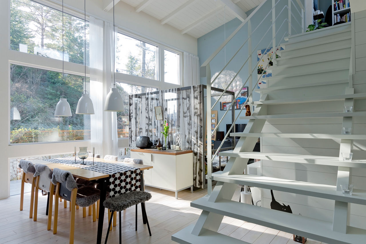 モコハウス 【川西市/北欧モダン/30坪台】吹き抜けのLDKに北欧スタイルの家具や照明を飾り、体も心も安らぐ住まいの建築実例画像2