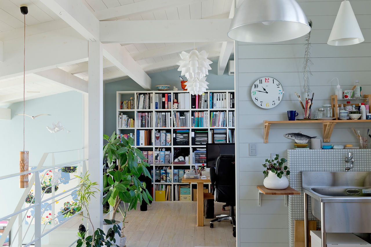 モコハウス 【川西市/北欧モダン/30坪台】吹き抜けのLDKに北欧スタイルの家具や照明を飾り、体も心も安らぐ住まいの建築実例画像4