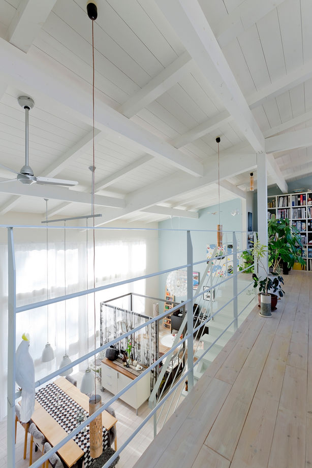 モコハウス 【川西市/北欧モダン/30坪台】吹き抜けのLDKに北欧スタイルの家具や照明を飾り、体も心も安らぐ住まいの建築実例画像5