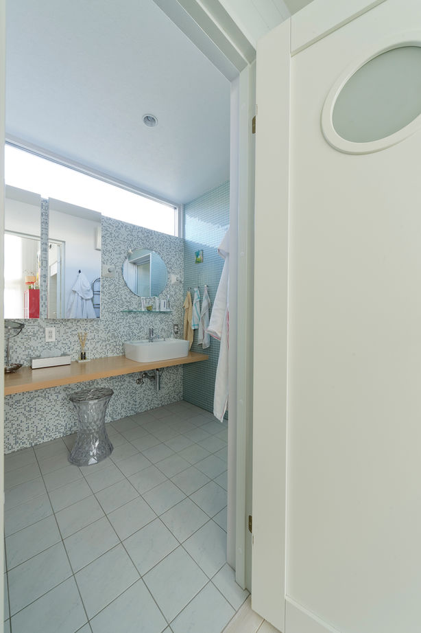 モコハウス 【川西市/北欧モダン/30坪台】吹き抜けのLDKに北欧スタイルの家具や照明を飾り、体も心も安らぐ住まいの建築実例画像7