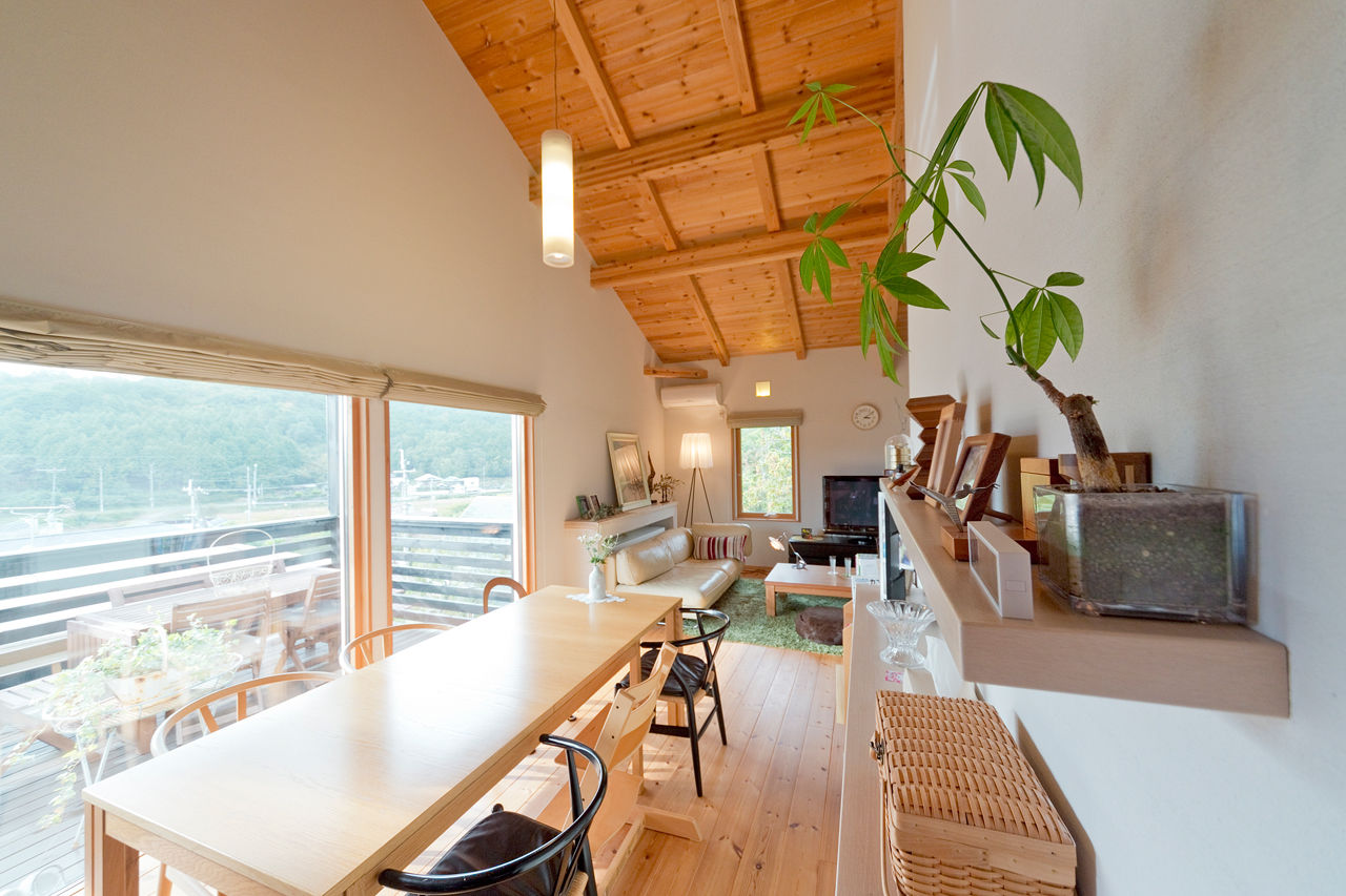 モコハウス 【兵庫県/ナチュラル/40坪台】無垢パインの床、シラス塗りの壁。眺望を取り込む2階LDKの住まいの建築実例画像2