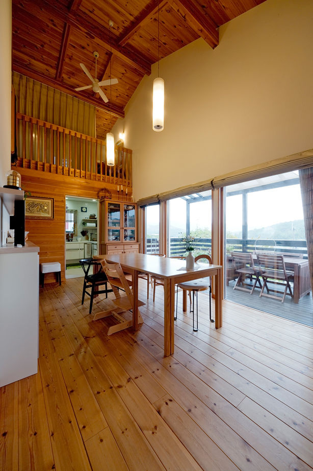 モコハウス 【兵庫県/ナチュラル/40坪台】無垢パインの床、シラス塗りの壁。眺望を取り込む2階LDKの住まいの建築実例画像3