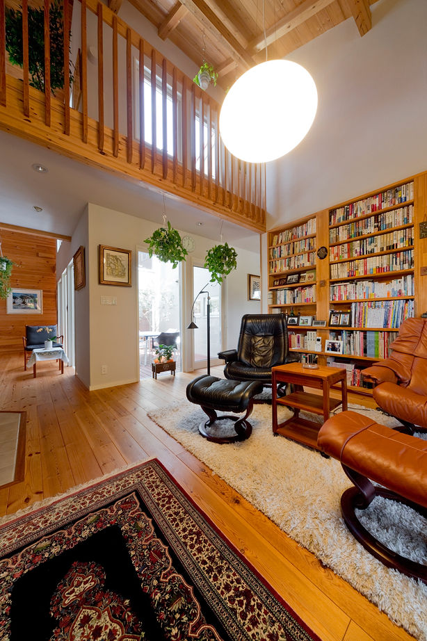 モコハウス 【兵庫/トラディショナル/50坪台】パティオから光が注ぎ、無垢の木の温もりに伝統的な味わいを加えた住まいの建築実例画像2