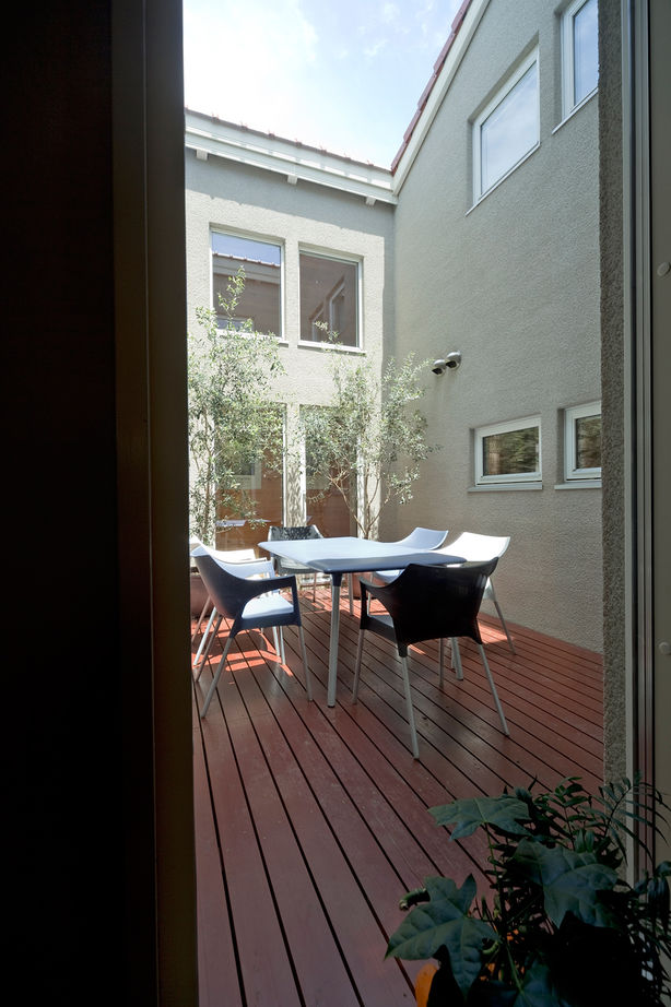 モコハウス 【兵庫/トラディショナル/50坪台】パティオから光が注ぎ、無垢の木の温もりに伝統的な味わいを加えた住まいの建築実例画像3