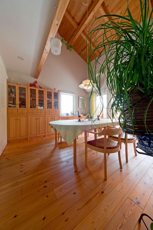 モコハウス 【兵庫/トラディショナル/50坪台】パティオから光が注ぎ、無垢の木の温もりに伝統的な味わいを加えた住まいの建築実例画像4