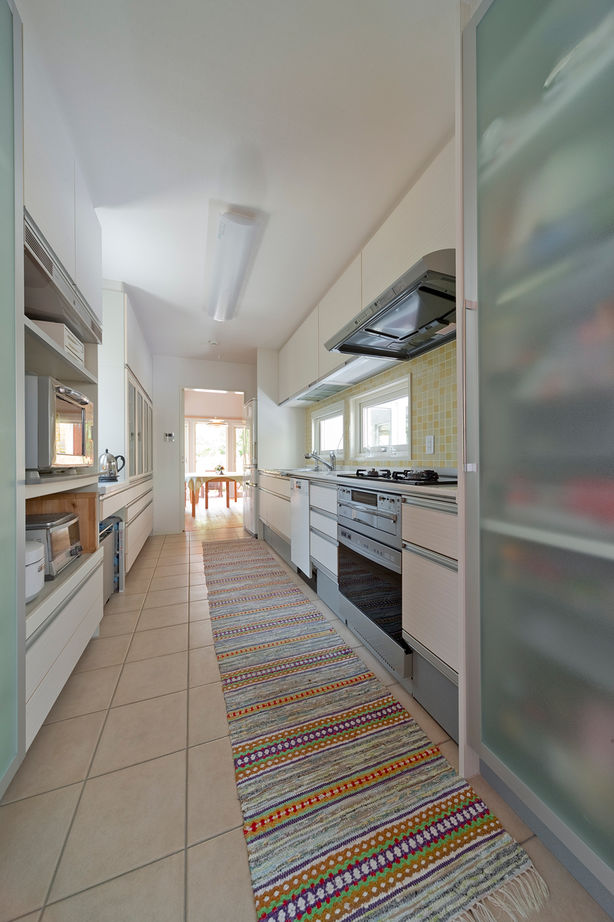 モコハウス 【兵庫/トラディショナル/50坪台】パティオから光が注ぎ、無垢の木の温もりに伝統的な味わいを加えた住まいの建築実例画像5