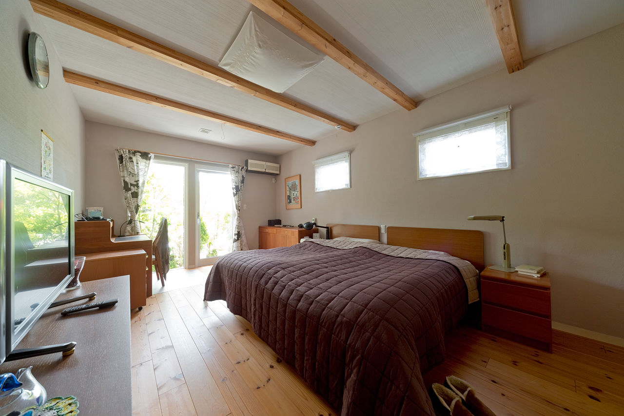 モコハウス 【兵庫/トラディショナル/50坪台】パティオから光が注ぎ、無垢の木の温もりに伝統的な味わいを加えた住まいの建築実例画像9