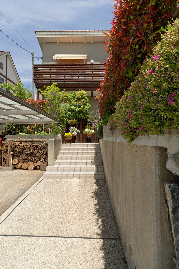 モコハウス 【兵庫/トラディショナル/50坪台】パティオから光が注ぎ、無垢の木の温もりに伝統的な味わいを加えた住まいの建築実例画像10