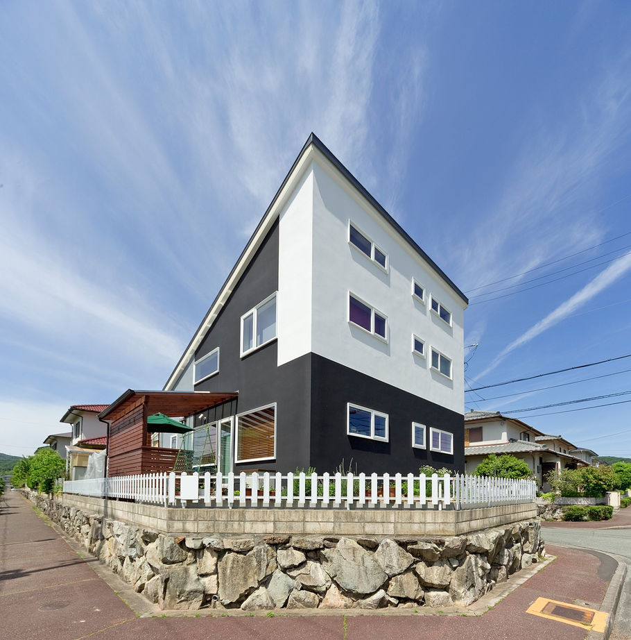 モコハウス 【兵庫/シンプルモダン/30坪台】淡いブルーの壁に赤い家具が際立つ。夏涼しく冬暖かい、自然素材の家に建替の建築実例画像