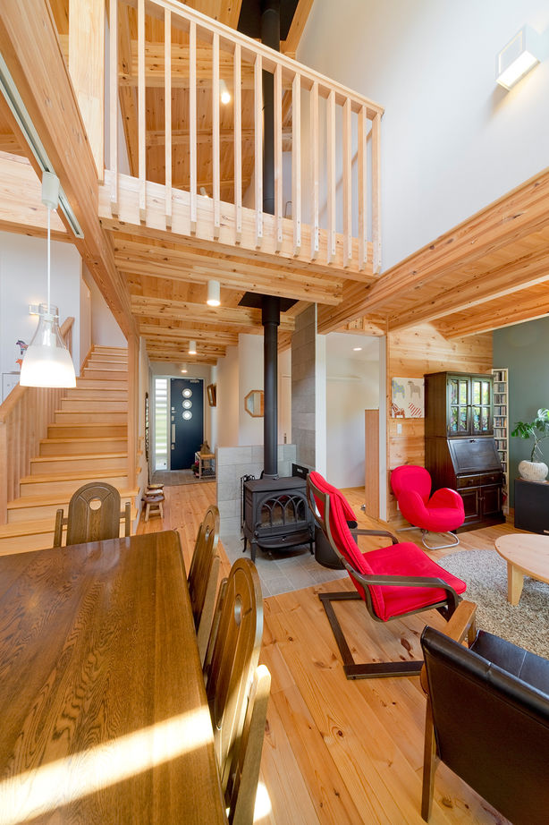 モコハウス 【兵庫/シンプルモダン/30坪台】淡いブルーの壁に赤い家具が際立つ。夏涼しく冬暖かい、自然素材の家に建替の建築実例画像3