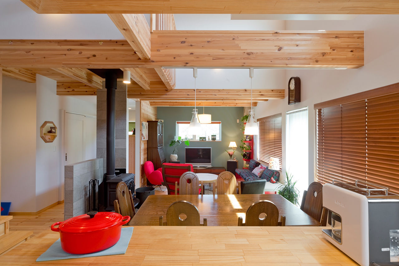 モコハウス 【兵庫/シンプルモダン/30坪台】淡いブルーの壁に赤い家具が際立つ。夏涼しく冬暖かい、自然素材の家に建替の建築実例画像4