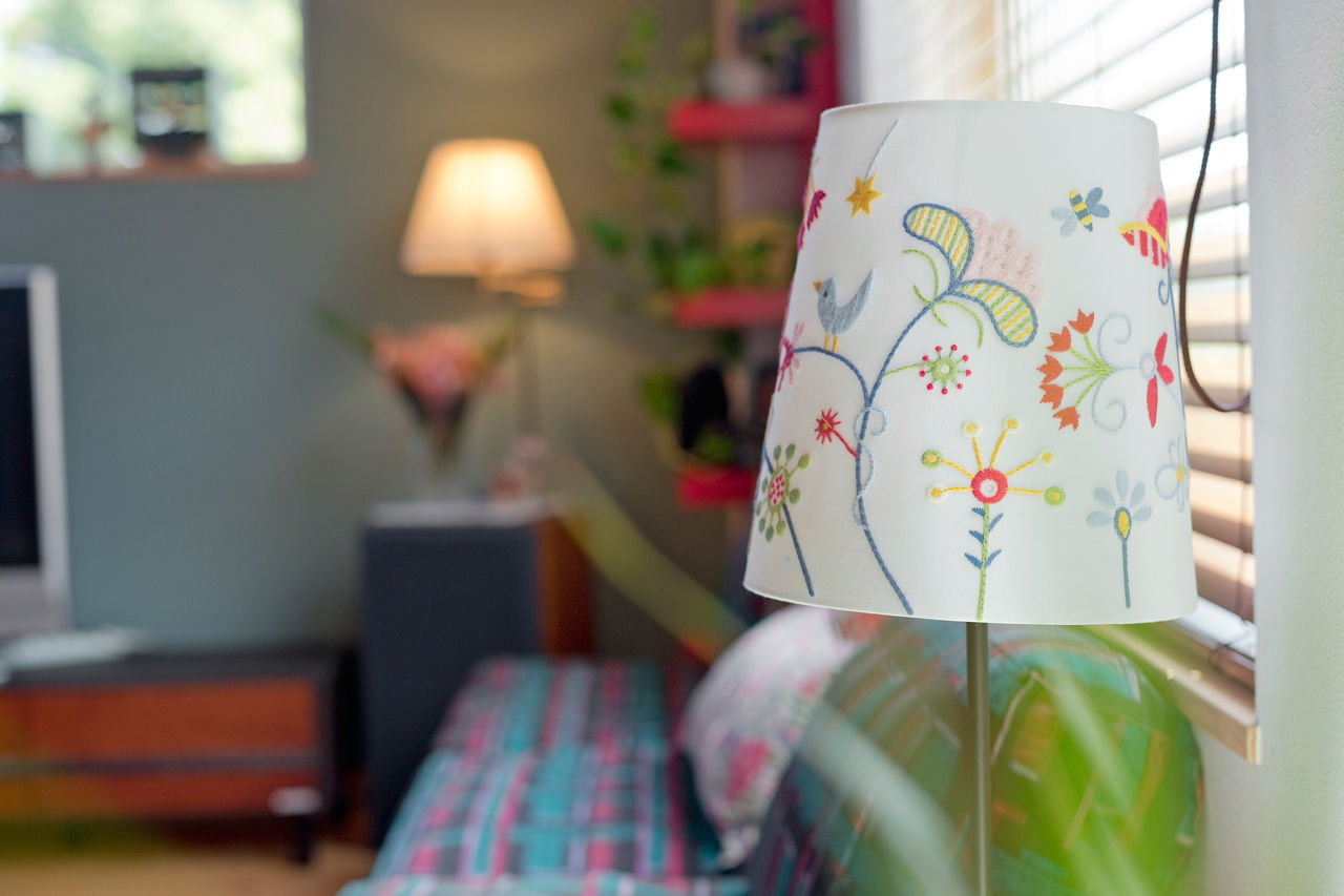 モコハウス 【兵庫/シンプルモダン/30坪台】淡いブルーの壁に赤い家具が際立つ。夏涼しく冬暖かい、自然素材の家に建替の建築実例画像5