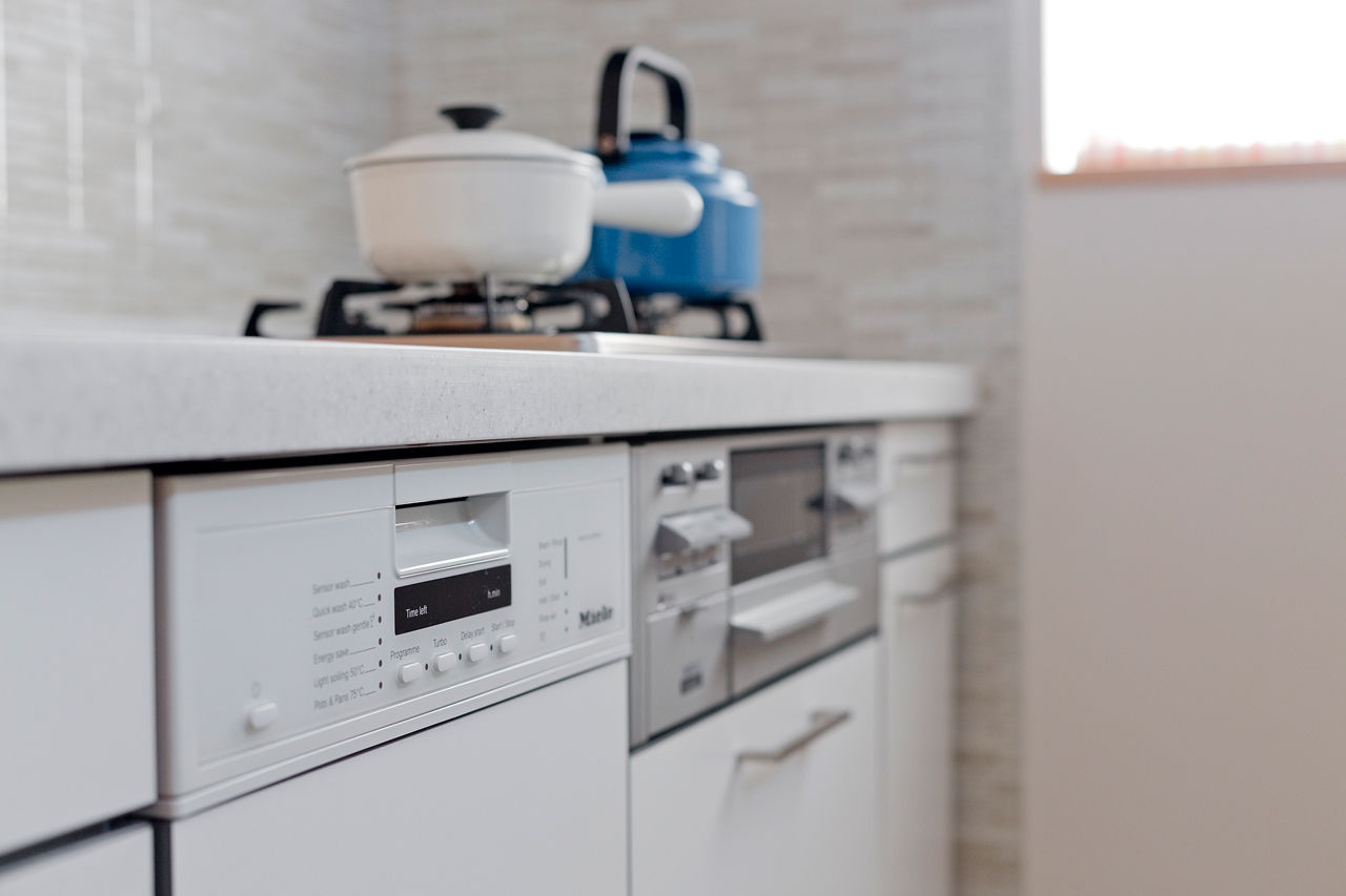 モコハウス 【兵庫/シンプルモダン/30坪台】淡いブルーの壁に赤い家具が際立つ。夏涼しく冬暖かい、自然素材の家に建替の建築実例画像6