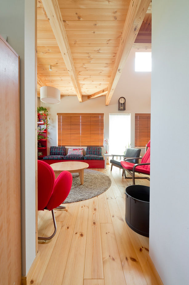 モコハウス 【兵庫/シンプルモダン/30坪台】淡いブルーの壁に赤い家具が際立つ。夏涼しく冬暖かい、自然素材の家に建替の建築実例画像7