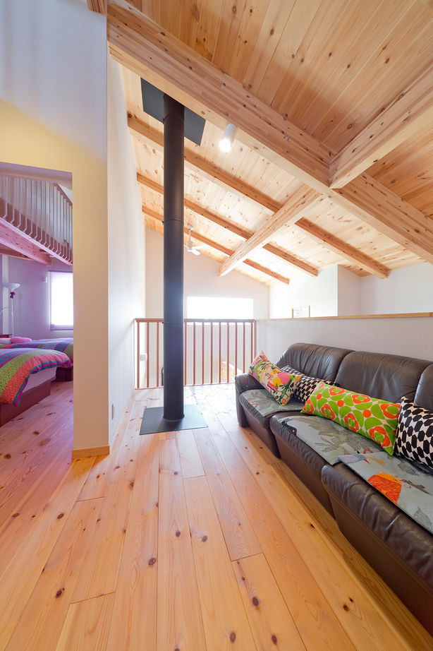 モコハウス 【兵庫/シンプルモダン/30坪台】淡いブルーの壁に赤い家具が際立つ。夏涼しく冬暖かい、自然素材の家に建替の建築実例画像8