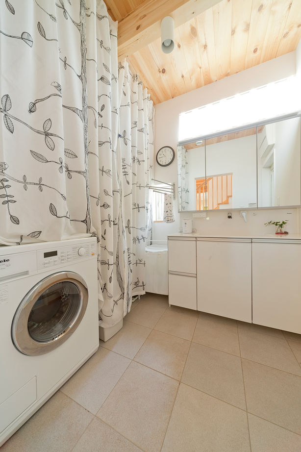 モコハウス 【兵庫/シンプルモダン/30坪台】淡いブルーの壁に赤い家具が際立つ。夏涼しく冬暖かい、自然素材の家に建替の建築実例画像9