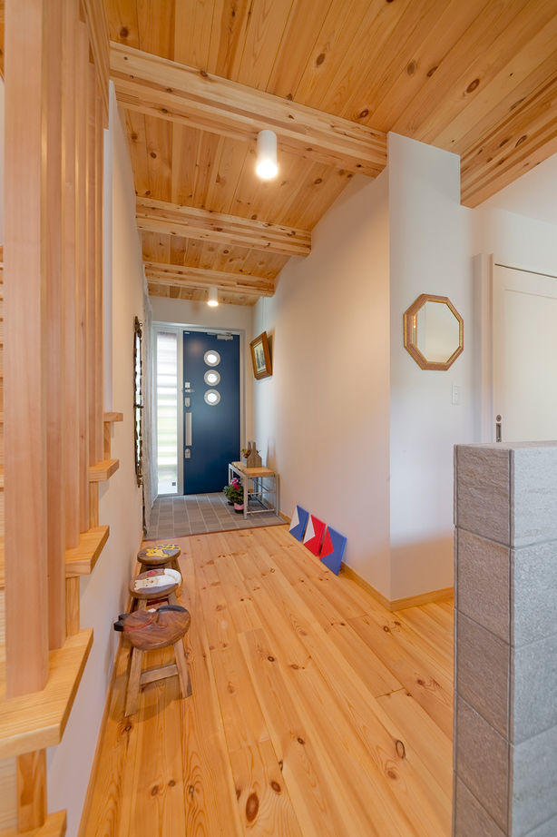 モコハウス 【兵庫/シンプルモダン/30坪台】淡いブルーの壁に赤い家具が際立つ。夏涼しく冬暖かい、自然素材の家に建替の建築実例画像10