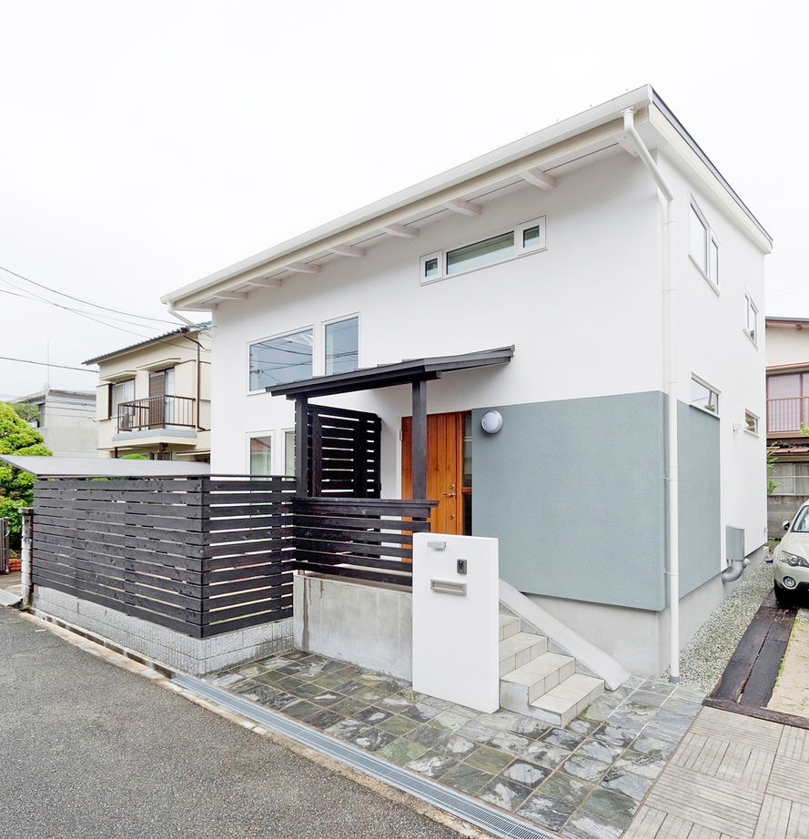 モコハウス 【宝塚市/シンプルモダン/30坪台】2階リビング、キッチンは1階。吹抜けと回遊動線で、緩やかに繋がる住まいの建築実例画像1