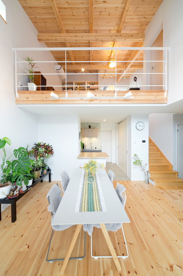 モコハウス 【宝塚市/シンプルモダン/30坪台】2階リビング、キッチンは1階。吹抜けと回遊動線で、緩やかに繋がる住まいの建築実例画像3