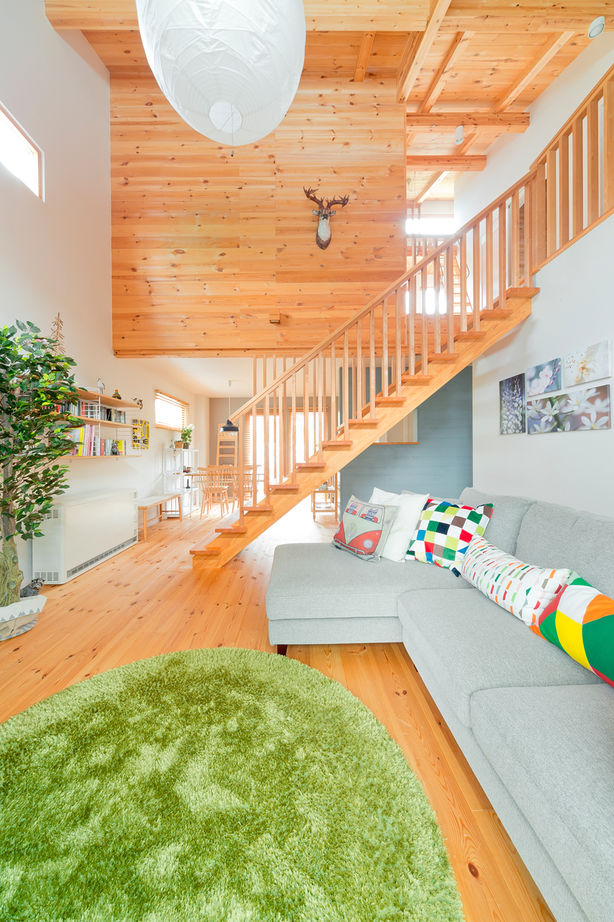 モコハウス 【宝塚市/ナチュラル/30坪台】経年変化が楽しみな無垢材を室内外に。吹抜けが家族を繋ぐ北欧スタイルの家の建築実例画像2