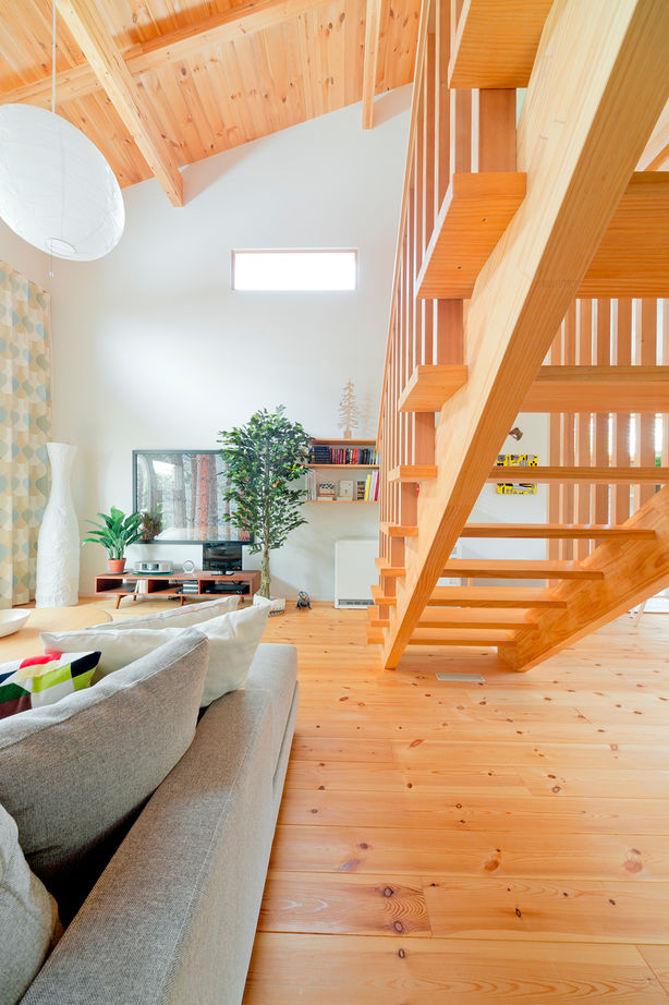モコハウス 【宝塚市/ナチュラル/30坪台】経年変化が楽しみな無垢材を室内外に。吹抜けが家族を繋ぐ北欧スタイルの家の建築実例画像3
