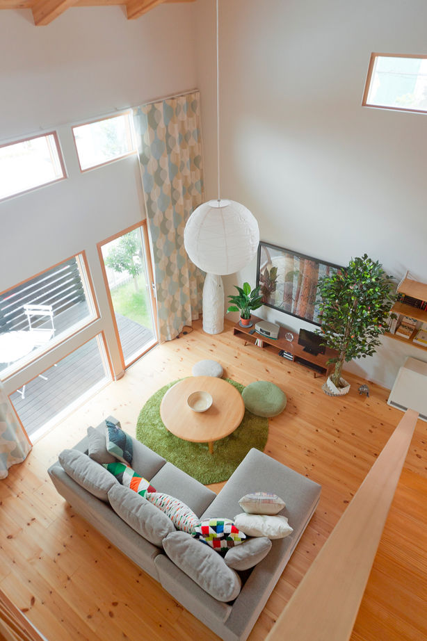 モコハウス 【宝塚市/ナチュラル/30坪台】経年変化が楽しみな無垢材を室内外に。吹抜けが家族を繋ぐ北欧スタイルの家の建築実例画像4