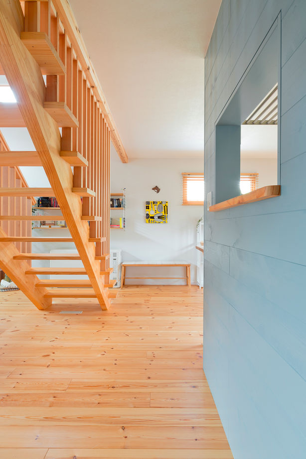 モコハウス 【宝塚市/ナチュラル/30坪台】経年変化が楽しみな無垢材を室内外に。吹抜けが家族を繋ぐ北欧スタイルの家の建築実例画像5