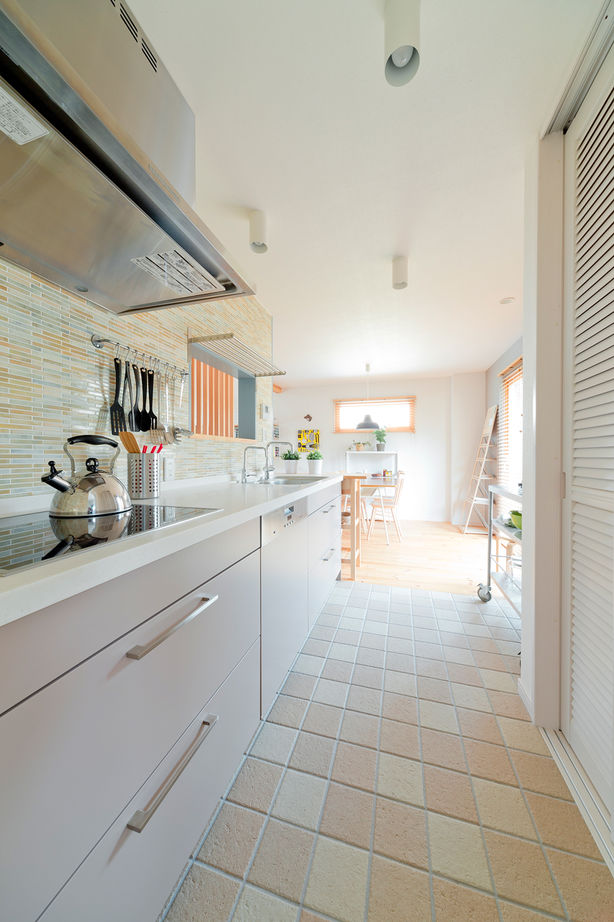 モコハウス 【宝塚市/ナチュラル/30坪台】経年変化が楽しみな無垢材を室内外に。吹抜けが家族を繋ぐ北欧スタイルの家の建築実例画像6