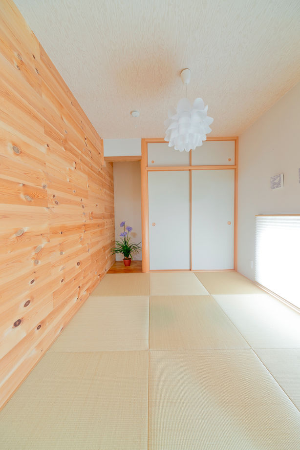 モコハウス 【宝塚市/ナチュラル/30坪台】経年変化が楽しみな無垢材を室内外に。吹抜けが家族を繋ぐ北欧スタイルの家の建築実例画像8