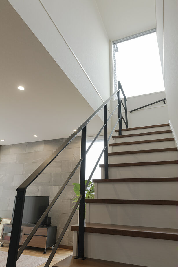 愛和住宅／クレバリーホーム 【愛知県｜2000万円台】吹抜け、広い玄関、家事ラクな間取りを実現。グレーとウォルナットのオシャレな家の建築実例画像3