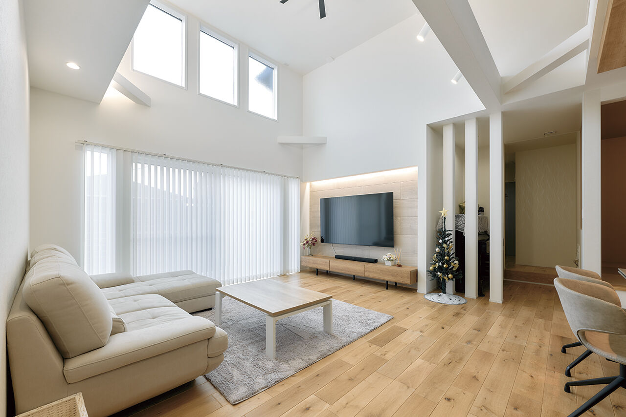 愛和住宅／クレバリーホーム 【西尾市｜平屋｜タイル外壁】勾配天井で開放感たっぷり。家事ラク間取り、全館空調のような心地よさも実現の建築実例画像2