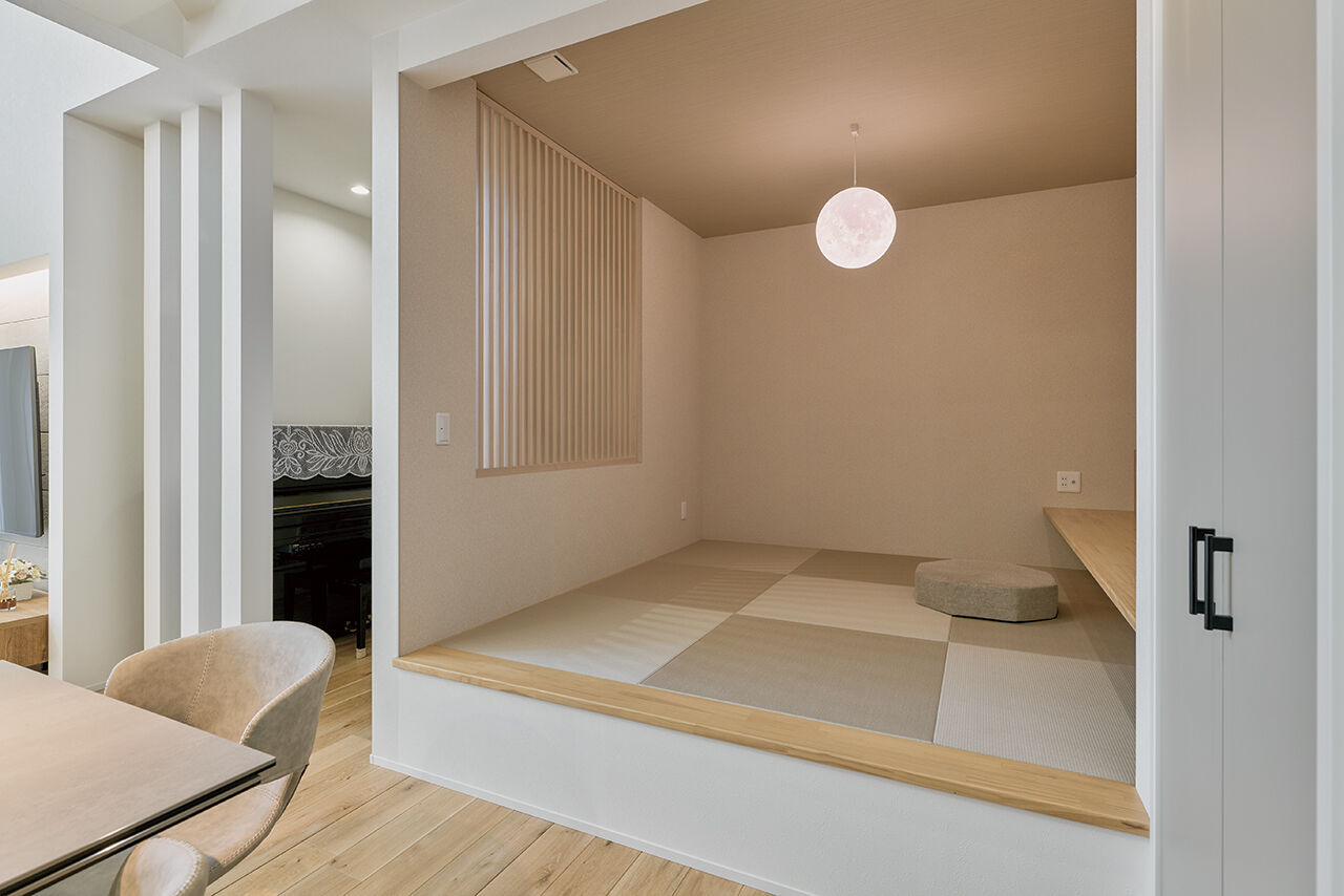 愛和住宅／クレバリーホーム 【西尾市｜平屋｜タイル外壁】勾配天井で開放感たっぷり。家事ラク間取り、全館空調のような心地よさも実現の建築実例画像4